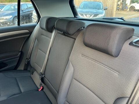 Volkswagen Golf 35.8kWh e-Golf Auto 5dr 25