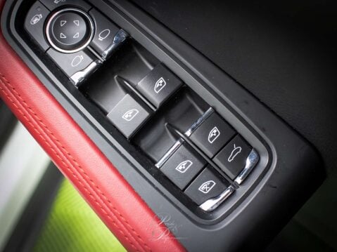 Porsche Macan 2.0 Macan Semi-Auto 4WD 5dr 37