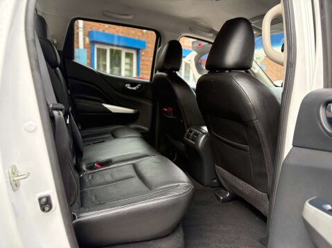 Nissan Navara 2.3 Navara Tekna dCi 4WD 5dr 52