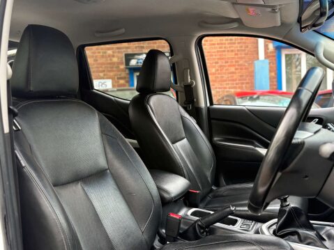 Nissan Navara 2.3 Navara Tekna dCi 4WD 5dr 64