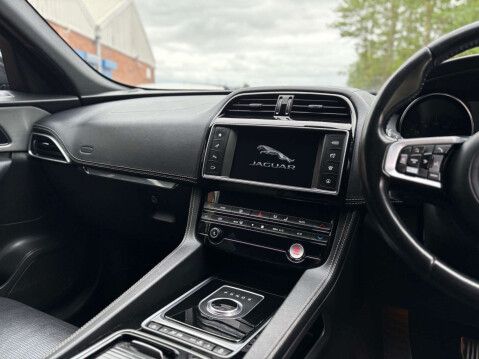 Jaguar F-Pace 2.0 F-PACE R-Sport AWD D Auto 4WD 5dr 38