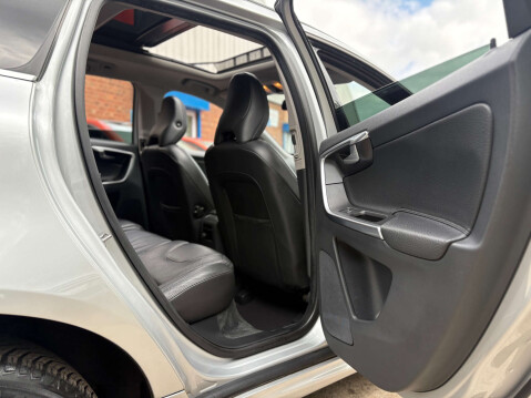 Volvo XC60 2.4 XC60 SE Luxury Nav D5 AWD Auto 4WD 5dr 41