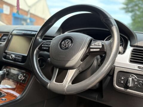 Volkswagen Touareg 3.0 Touareg V6 TSi Hybrid Auto 4WD 5dr 25