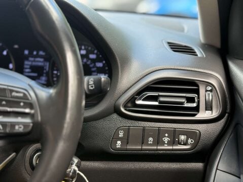 Hyundai i30 1.6 i30 SE Connect MHEV CRDi 5dr 17