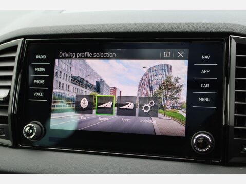 Skoda Karoq 1.5 TSI ACT SportLine DSG Euro 6 5dr 28