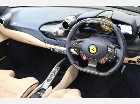 Ferrari F8 Spider 3.9T V8 F1 DCT 32