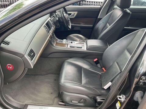 Jaguar XF 2.2d Luxury Auto Euro 5 (s/s) 4dr 6