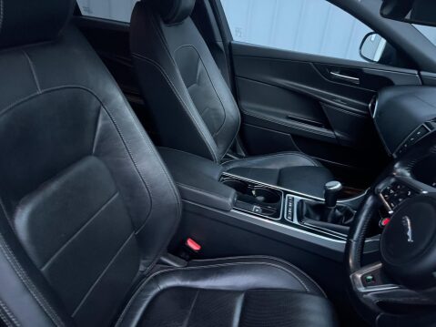 Jaguar XE 2.0d R-Sport Euro 6 (s/s) 4dr 29