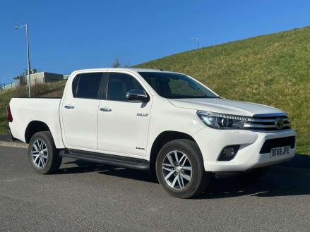 Toyota Hilux 2.4 HI-Luxury Invincible D-4D 4WD Double Cab Auto 4WD 5dr