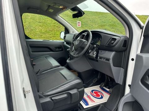 Vauxhall Vivaro 1.5 Vivaro 2700 Dynamic S/S 8