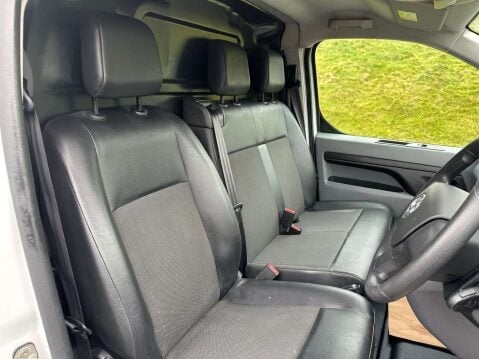 Vauxhall Vivaro 1.5 Vivaro 2700 Dynamic S/S 9