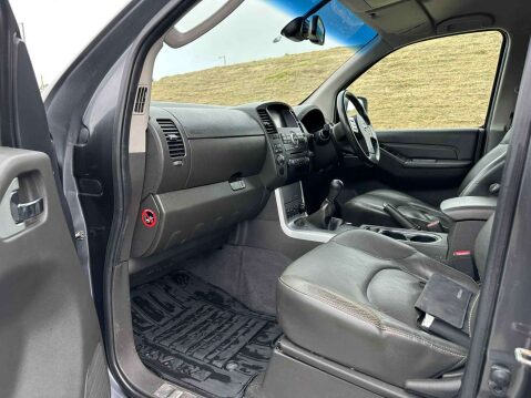 Nissan Navara 2.5 Navara Tekna dCi 4WD 5dr 8