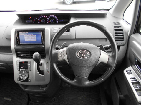 Toyota Voxy 2.0 ZS KIRAMEKI + 8 Seats 11