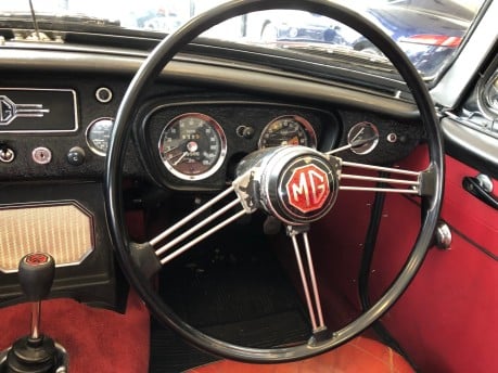 MG B ROADSTER RESTORED IN 2006 SAME FAMILY OWNED SINCE 1980 5