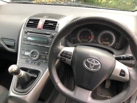 Toyota Auris 1.6 SR VALVEMATIC petrol manual just 23,000 miles ULEZ compliant 8