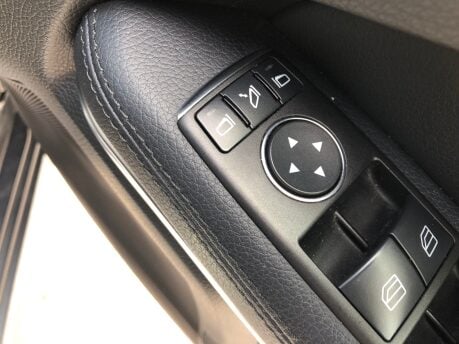 Mercedes-Benz E Class E220 CDI SE automatic, just 61,000m FSH, £35 tax, leather, nav, sensors 23