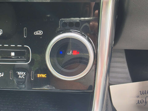 Jaguar XE 2.0 XE R-Dynamic S D Auto 4dr 27