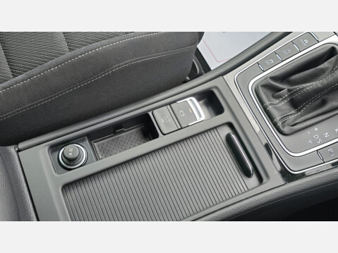 Volkswagen Golf 2.0 TSI R Hatchback 3dr Petrol DSG 4Motion Euro 6 (s/s) (300 ps) 21