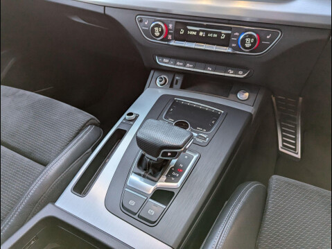 Audi Q5 2.0 TDI 40 S line S Tronic quattro Euro 6 (s/s) 5dr 23