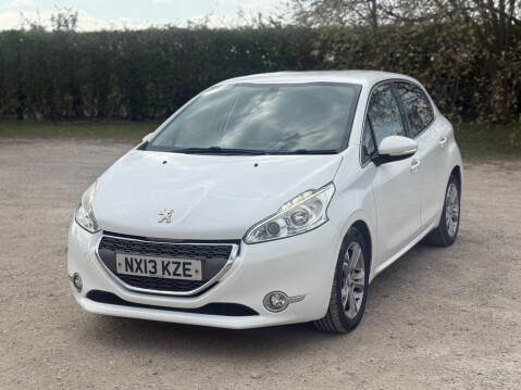 Peugeot 208 1.2 VTi Allure Euro 5 5dr 4