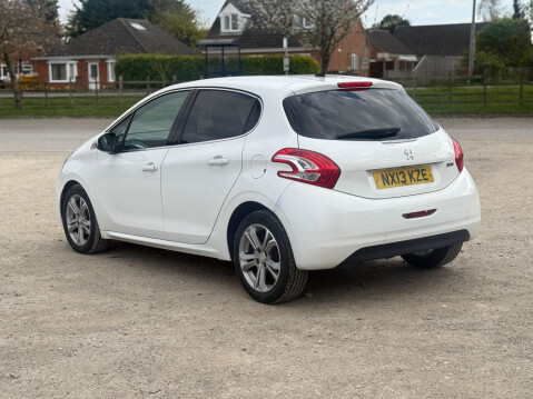 Peugeot 208 1.2 VTi Allure Euro 5 5dr 3