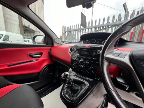 Chrysler Ypsilon 1.2 Black&Red Euro 5 (s/s) 5dr 28