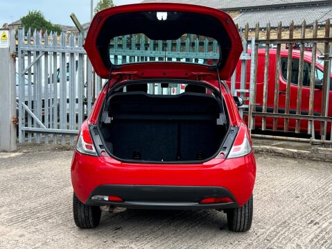 Chrysler Ypsilon 1.2 Black&Red Euro 5 (s/s) 5dr 20