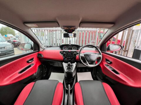 Chrysler Ypsilon 1.2 Black&Red Euro 5 (s/s) 5dr 23