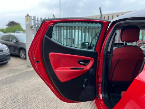 Chrysler Ypsilon 1.2 Black&Red Euro 5 (s/s) 5dr 54