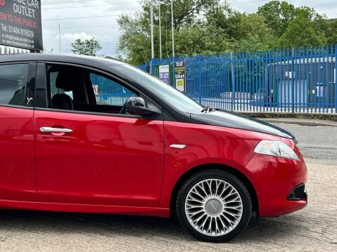 Chrysler Ypsilon 1.2 Black&Red Euro 5 (s/s) 5dr 11