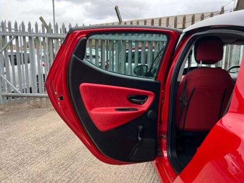 Chrysler Ypsilon 1.2 Black&Red Euro 5 (s/s) 5dr 60