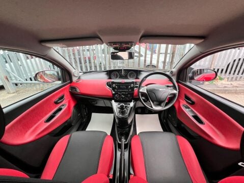 Chrysler Ypsilon 1.2 Black&Red Euro 5 (s/s) 5dr 26