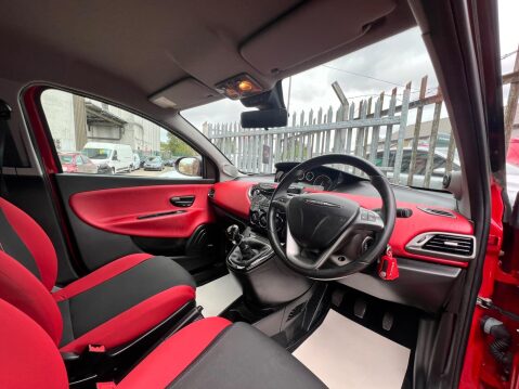 Chrysler Ypsilon 1.2 Black&Red Euro 5 (s/s) 5dr 33