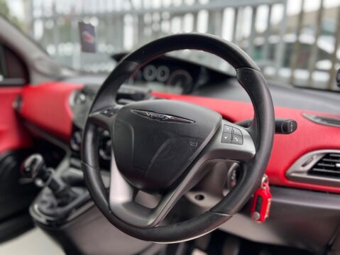 Chrysler Ypsilon 1.2 Black&Red Euro 5 (s/s) 5dr 35