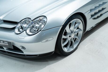 Mercedes-Benz SLR McLaren SLR. LOW MILEAGE. 19" TURBINE ALLOY WHEELS. CARBON FIBRE SEATS 35