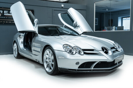 Mercedes-Benz SLR McLaren SLR. LOW MILEAGE. 19" TURBINE ALLOY WHEELS. CARBON FIBRE SEATS 46
