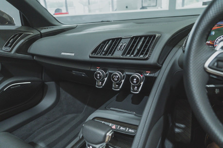 Audi R8 V10 PERFORMANCE CARBON BLACK QUATTRO. B & O SOUND SYSTEM. 45