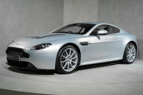 Aston Martin Vantage S V12. 1 OF 114 RHD MANUALS. CARBON FIBRE EXTERIOR. REAR CAM. PREMIUM AUDIO 3