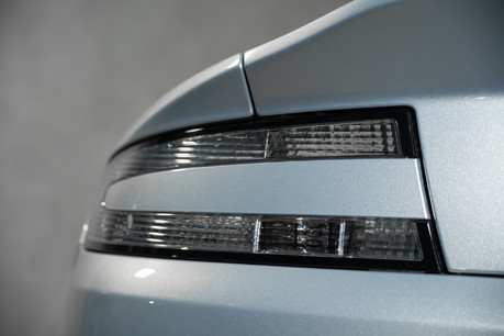 Aston Martin Vantage S V12. 1 OF 114 RHD MANUALS. CARBON FIBRE EXTERIOR. REAR CAM. PREMIUM AUDIO 8