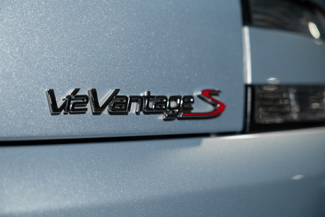 Aston Martin Vantage S V12. 1 OF 114 RHD MANUALS. CARBON FIBRE EXTERIOR. REAR CAM. PREMIUM AUDIO 9