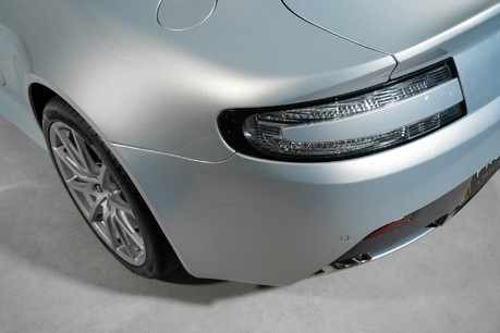 Aston Martin Vantage S V12. 1 OF 114 RHD MANUALS. CARBON FIBRE EXTERIOR. REAR CAM. PREMIUM AUDIO 17