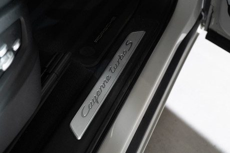Porsche Cayenne TURBO S V8 E-HYBRID. HUD. CERAMIC BRAKES. PORSCHE WARRANTY UNTIL JUNE 2025. 44