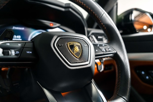 Lamborghini Urus V8. HUGE SPEC. LAMBORGHINI WARRANTY. HEATED, COOLED & MASSAGE SEATS. 4