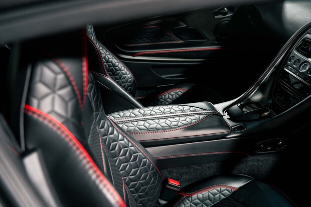 Aston Martin DBS V12. HUGE SPEC. B&O SOUND SYSTEM. CARBON INT & EXT. SPORTS SEATS. 4