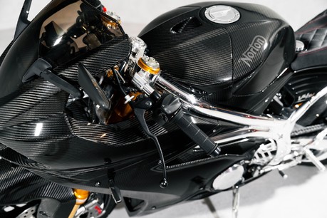 Norton V4 SV. CARBON FIBRE BODYWORK. ÖHLINS SUSPENSION. CARBON BST WHEELS. 18