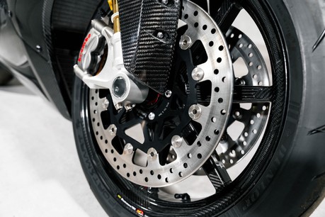 Norton V4 SV. CARBON FIBRE BODYWORK. ÖHLINS SUSPENSION. CARBON BST WHEELS. 28