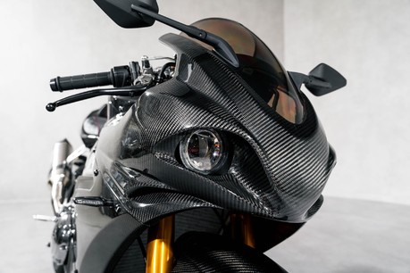 Norton V4 SV. CARBON FIBRE BODYWORK. ÖHLINS SUSPENSION. CARBON BST WHEELS. 37