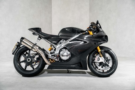 Norton V4 SV. CARBON FIBRE BODYWORK. ÖHLINS SUSPENSION. CARBON BST WHEELS. 2