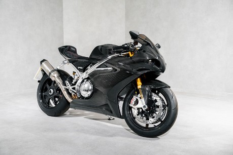 Norton V4 SV. CARBON FIBRE BODYWORK. ÖHLINS SUSPENSION. CARBON BST WHEELS. 7