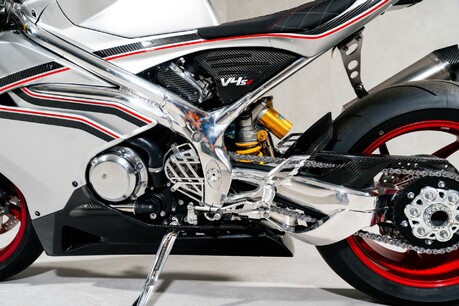 Norton V4 SV. MANX. PLATINUM BODYWORK. ÖHLINS SUSPENSION. RED OZ ALUMINIUM WHEELS 15